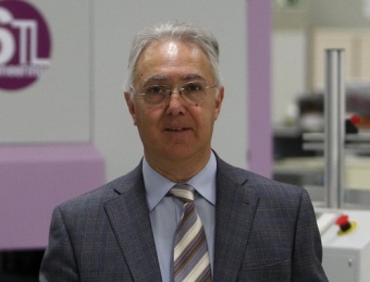 Jordi Batet, president del grup Sistel, a l'àrea productiva de l'empresa.  ORIOL DURAN