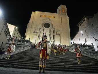 Els manaies baixant l'any passat les majestuoses escales de la catedral de Girona en la processó de Divendres Sant MANEL LLADÓ