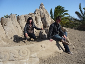 Montse Cuesta i Sergi Ramírez asseguts en l'escultura sobre la història d'Esteru i Busgosu, personatges mitològics dels boscos d'Astúries i Cantàbria. R.ROYO