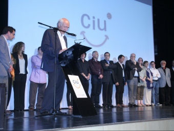 Josep Carreras s'adreça al públic, en companyia dels components de la llista electoral de CiU EL PUNT