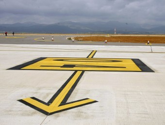 Una pista auxiliar de l'aeroport de Castelló buida d'aeronaus. EFE/DOMÉNECH