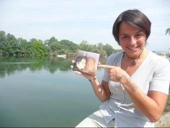 Montse Castellà mostrant el seu últim treball discogràfic ‘GEMINIS'. ROSER ROYO
