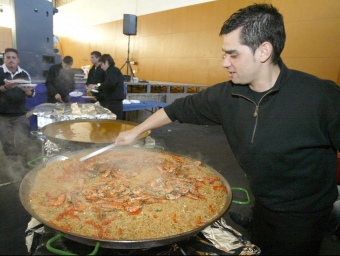 Un cuiner prepara la seua fideuà per al concurs d'una altra edició. ARXIU