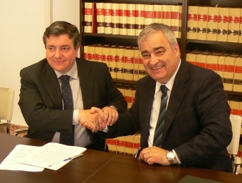 El degà del Col·legi Notarial de València, César Belda, i l'alcalde d'Oliva, Salvador Fuster, després de signarel conveni. CEDIDA