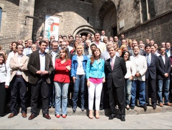 Foto de família de les candidatures del PPC a la Plaça del Rei de Barcelona. ACN