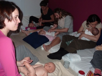 El taller de massatge infantil que s'imparteix a Mima'm LLUÍS ARCAL