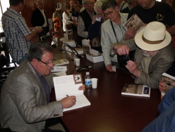 L'autor signa alguns llibres després de l'acte, al nombrós públic assistent. ESCORCOLL