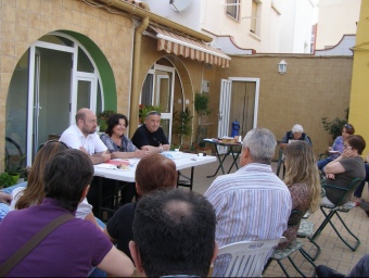 Reunió del candidat amb l'associació de Mariners del poble. CEDIDA