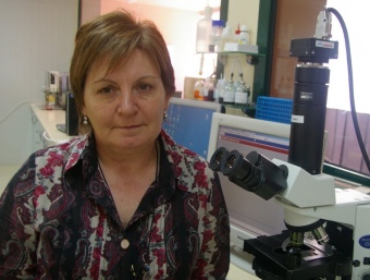 Maria Àngels Rial, al laboratori del centre d'inseminació del grup a Cardona.  J.TORRENTS