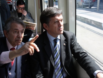 El conseller de Territori i Sostenibilitat, Lluís Recoder, escoltant les explicacions d'un responsable del tramvia JOSEP RAMON TORNÉ / ACN