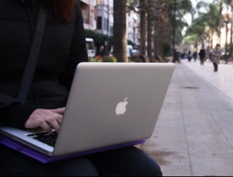 Una dona es connecta a la xarxa sense fils, al carrer en una imatge d'arxiu EL PUNT