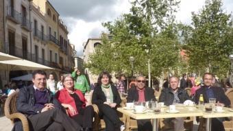 Els caps de llista en una terrassa de la plaça Major: Miquel Noguer (CiU), Núria Langa (ICV), Sandra Pazos (CUP), Jordi Bosch (PSC), Xavier Masdemont (PP) i Josep Vicens (Junts per Banyoles). R. E