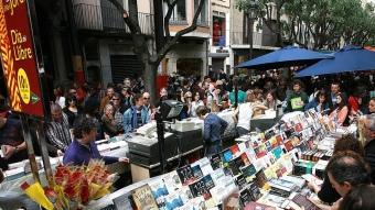 La Rambla de Girona per Sant Jordi. MANEL LLADÓ