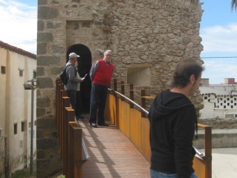 Algunes de les persones que van participar en la jornada de portes obertes a la fortificació, ahir J.G.N