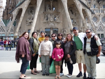 Una família equatoriana que ahir es va desplaçar a la ciutat comtal per fer turisme. La dona, la més previnguda del grup, duia un paraigües. A. MERCADER