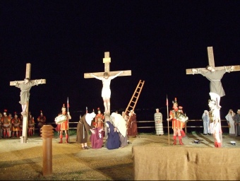 Escena de la crucifixió del Viacrucis de l'Escala, ahir a la nit. AJUNTAMENT DE L'ESCALA