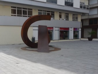 Escultura amb la ”G” de Gandia al remat de l'avinguda. EL PUNT AVUI