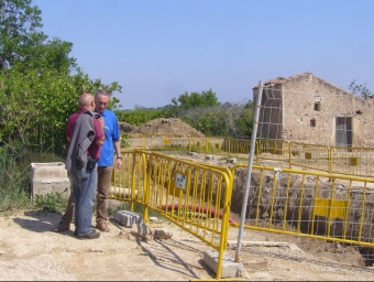 Tomàs i Montesó al costat de les obres de construcció dels pous de Vinallop. L.M