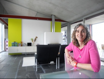 Mònica Fernández ha viscut, en només deu anys, en sis cases com l'espectacular ‘Casa de vidre' de Vacarisses.  J.T