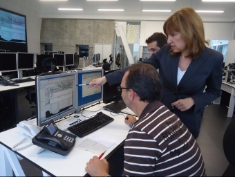 La directora dels serveis territorials d'Interior seguint ahir l'activació de les sirenes des del centre 112, a Reus G. P
