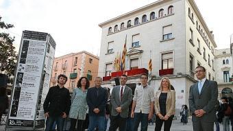 Els set candidats de Figueres a la plaça de l'Ajuntament poc abans de l'inici de les Fires. D'esquerra a dreta: Xavi Montfort (ICV), Núria Bartolich (SI, Francesc Canet (ERC), Santi Vila (CiU), Joan Font (CUP), Maria Àngels Olmedo (PP) i Pere Casellas (PSC). MANEL LLADÓ