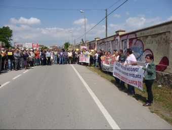 Els tres fronts de la manifestació davant dels terrenys de l'N-150 on s'ha de fer l'hospital Ernest Lluch. C.A.F