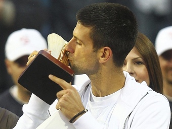 Djokovic besa la copa.  EFE
