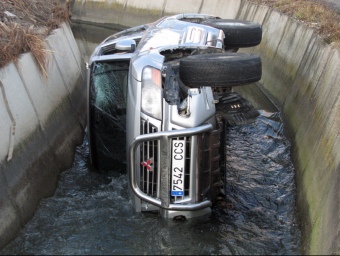 El vehicle ha caigut dins de l'aigua del canal, al camí de la Mariola XAVIER LOZANO / ACN