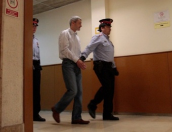 El detingut , Andrej Martjanov, sent conduït ahir pels Mossos a la sala de vistes J. C. LEÓN