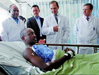 Un malalt trasplantat, amb els metges que l'atenen, a l'hospital Nacional de Kenya.  NOVARTIS
