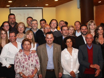 Foto de família de la llista de CiU, liderada per Bernat Graupera, per les eleccions municipals a Llavaneres. EL PUNT