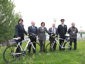 Els ponents de la presentació de la setmana , amb dues bicicletes de la Policia Local E.A