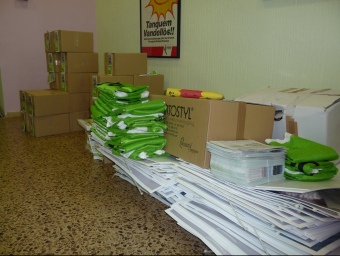 Material preparat per ser distribuït a partir d'avui, guardat a la seu d'Iniciativa a Badalona. S.M