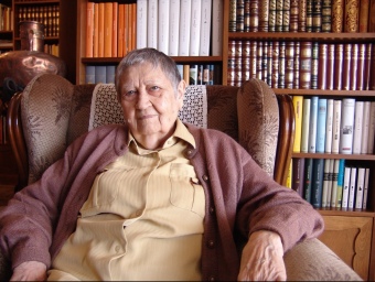Josefina Cardó asseguda a l'espai de lectura de casa seva. A. ESTALLO