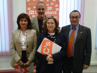 Els tres candidats, amb la diputada Carmen de Rivera, al centre. EL PUNT