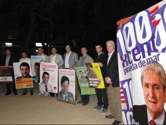 Els candidats de Pineda posen davant la càmera amb els cartells que van penjar ahir amb motiu de l'inici de la campanya electoral. T.M
