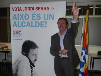 Jordi Serra mostra als militants el cartell del PSC de Badalona.  S.M. / I.M