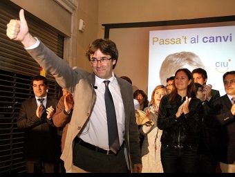 Carles Puigdemont (CiU) en l'inici de campanya ahir a mitjanit en el seu local electoral de la Rambla de Girona.  MANEL LLADÓ / D.V