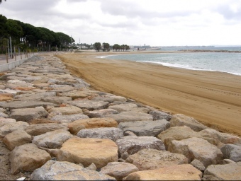 El terme guanya una platja a tocar de la riera de Riudecanyes, en una zona on l'aigua arribava al passeig marítim E. P