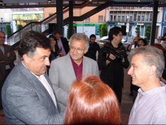 Puigcercós, a l'esquerra, conversant amb Canet i el candidat de l'Escala, Xavier Ballesta. J.P