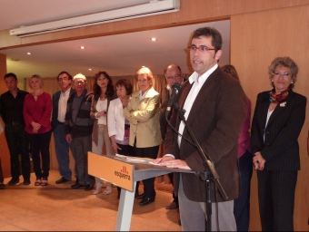Andreu Francisco envoltat dels membres de la llista d'ERC a Alella. LLUÍS ARCAL