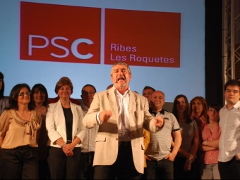 Josep Antoni Blanco, cap de llista del PSC, amb part de la seva candidatura durant la campanya electoral. M,L