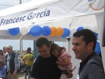 El candidat de CiU, Francesc Garcia, ahir en un aperitiu a la plaça Sant Joan, al barri Antic J.G.N