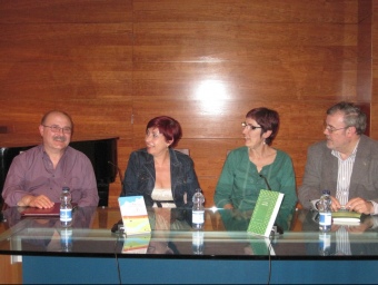 Els intervinents de la mesa de presentació en la casa de la Cultura de Torrent. V.B