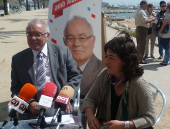 Joan Antoni Baron i Consol Prados ahir al matí al passeig Marítim de Mataró LL.M