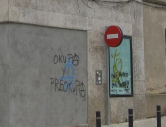 A la casa, situada al barri de les Mallorquines, es poden llegir pintades com ara “Okupa y preocupa” o “Antichafarderos” J.G.N