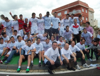 La plantilla de la Pobla, celebrant la classificació.  J.M. GARCIA