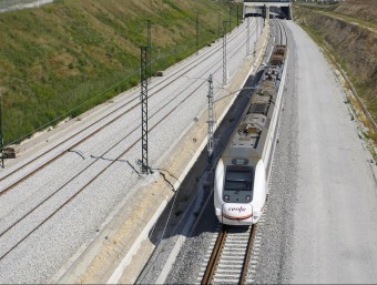 Un tren de viatgers arribant a l'estació de Figueres-Vilafant per la via convencional, en una imatge d'arxiu. LLUÍS SERRAT