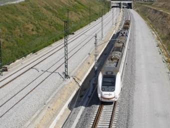 El tren que fa el recorregut entre Barcelona i l'estació de Figueres-Vilafant del TAV, a l'alçada de Vilafant. LLUÍS SERRAT
