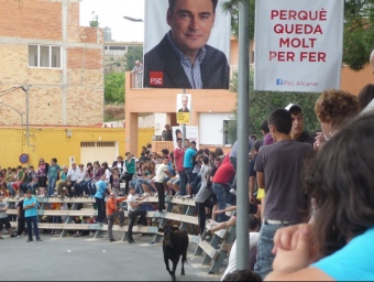 L'enganxada de cartells ha donat enguany preferència a la pujada al mirador on s'hi fan bous. R.ROYO